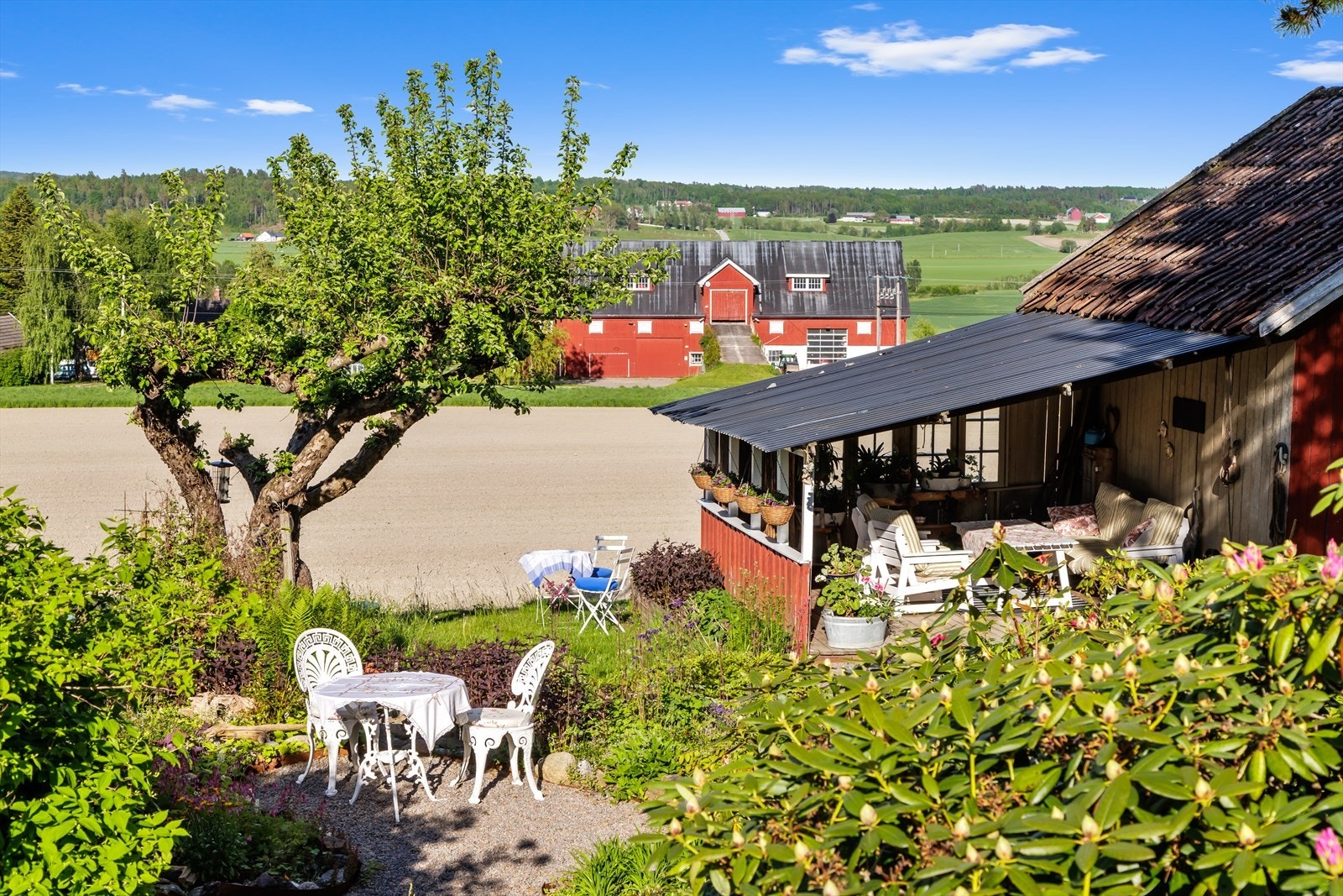 Hagen byr på flere hyggelige sitteplasser og soner for rekreasjon. Galleribilde