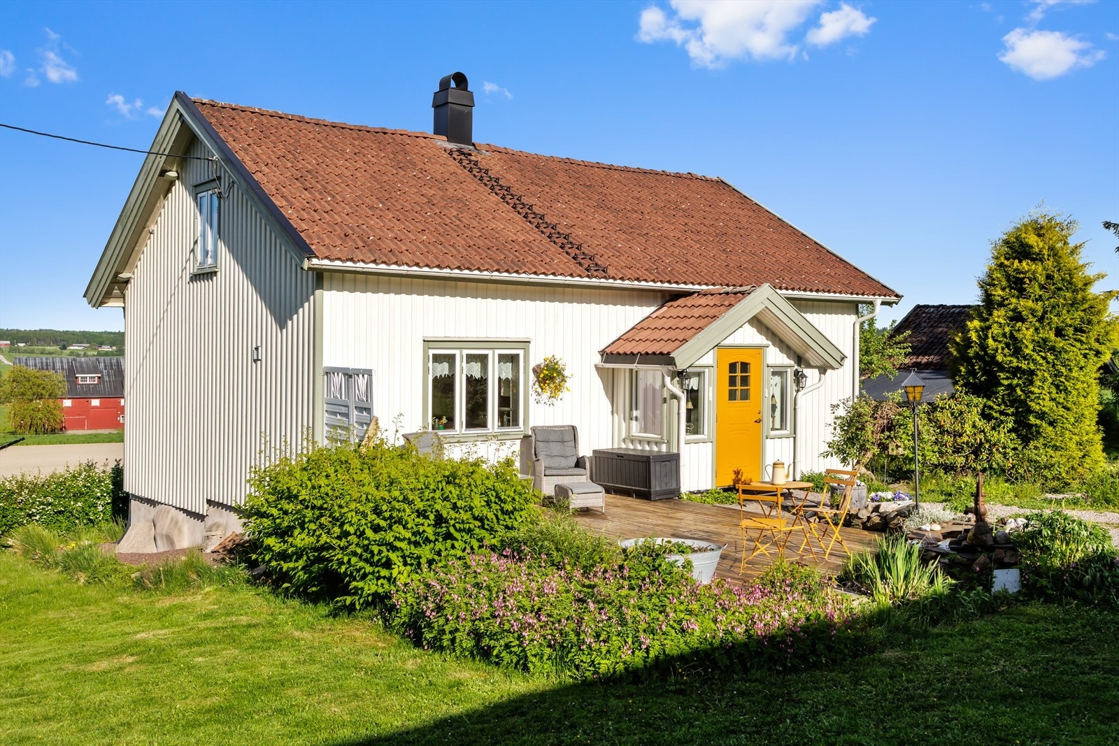 Eiendommen ligger landlig til, omgitt av en opparbeidet hage og grøntarealer. Galleribilde