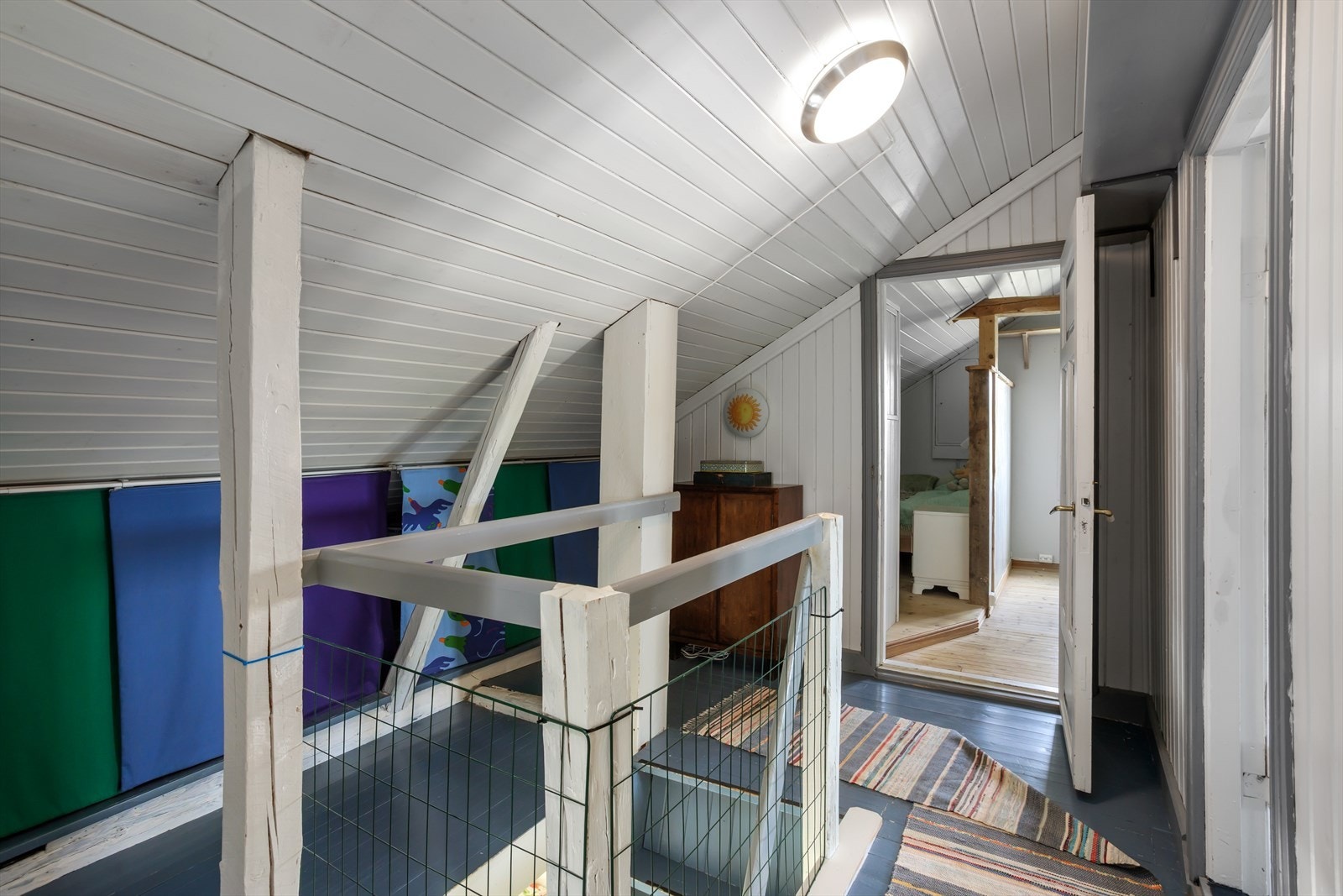 Gangen på loftet fordeler til tre soverom og har flere innebygde kott for lagring. Galleribilde
