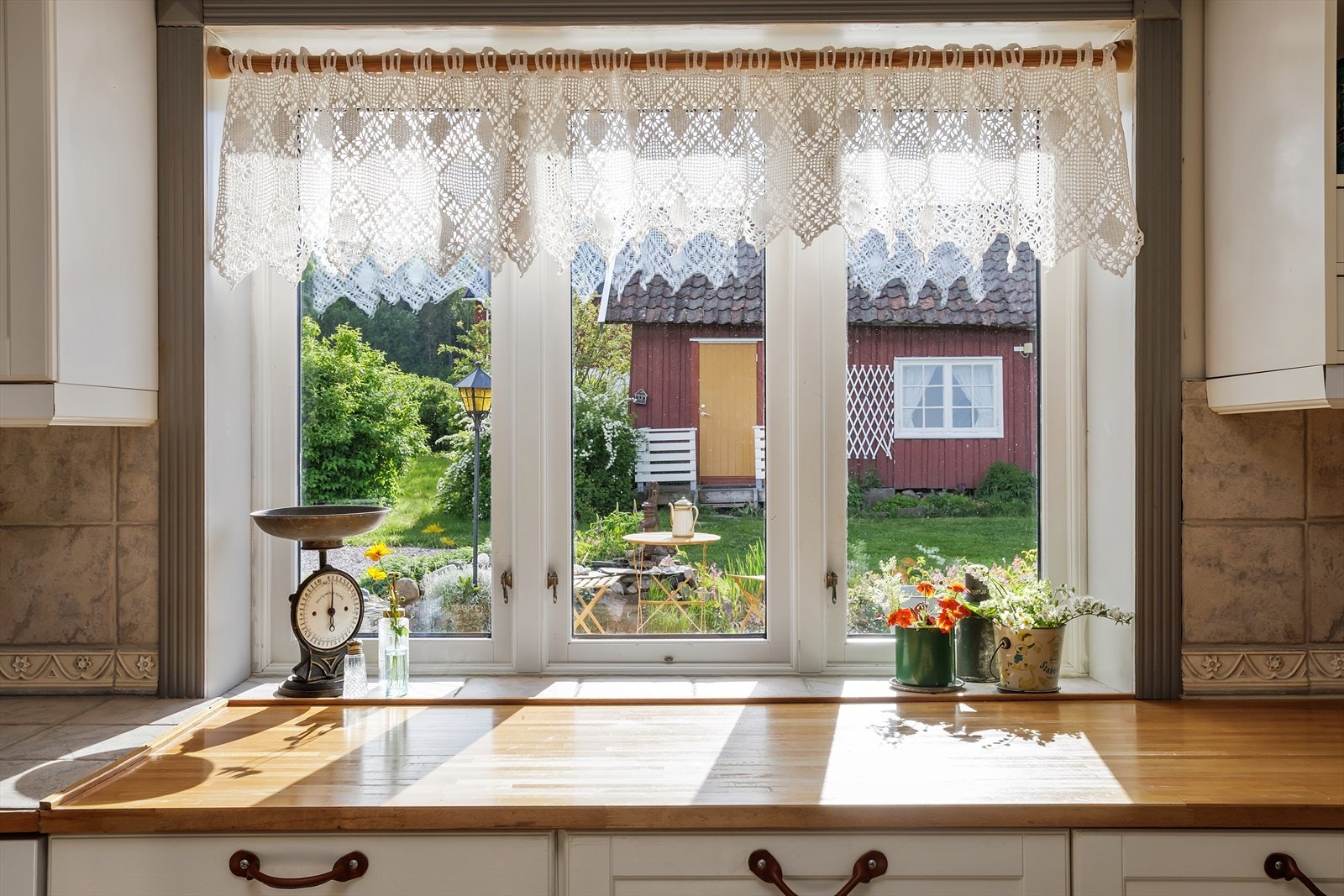 Fra kjøkkenvinduet er det utsikt over hagen og de landlige omgivelsene. Galleribilde
