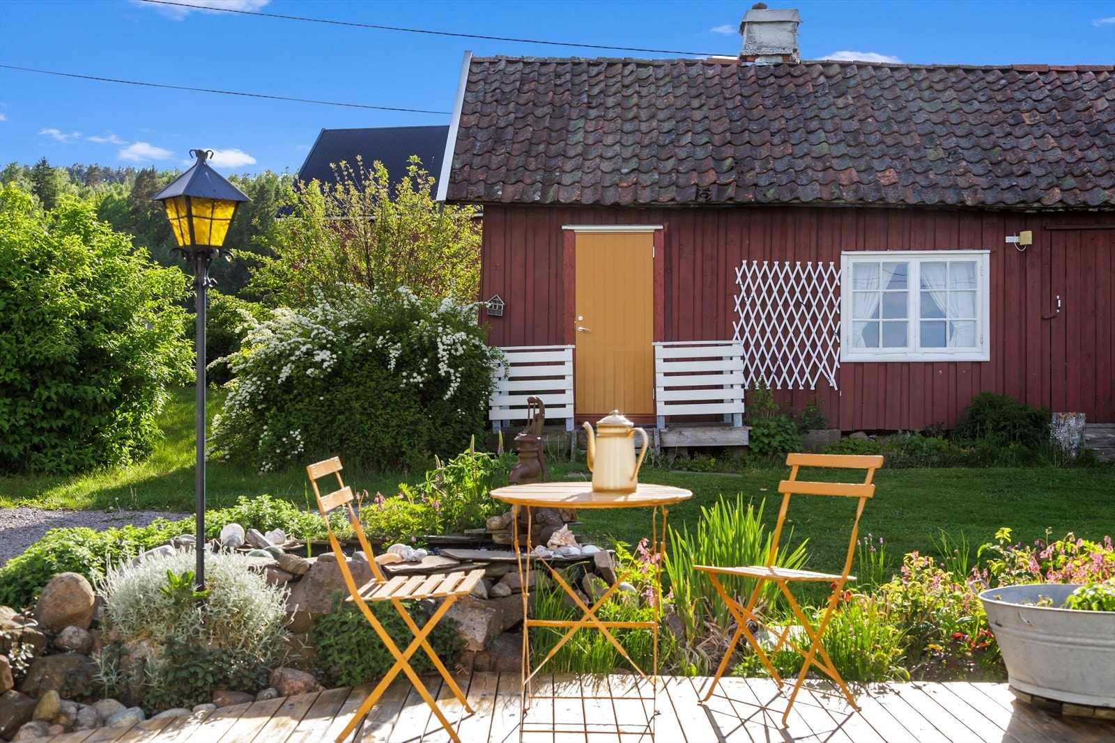 Det frittstående uthuset på 52 m² gir svært gode lagrings- og hobbymuligheter. Galleribilde