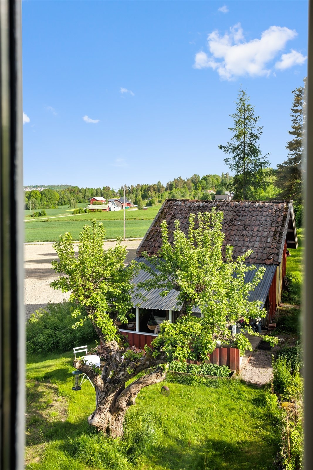 Koselig utsikt fra et av vinduet. Galleribilde