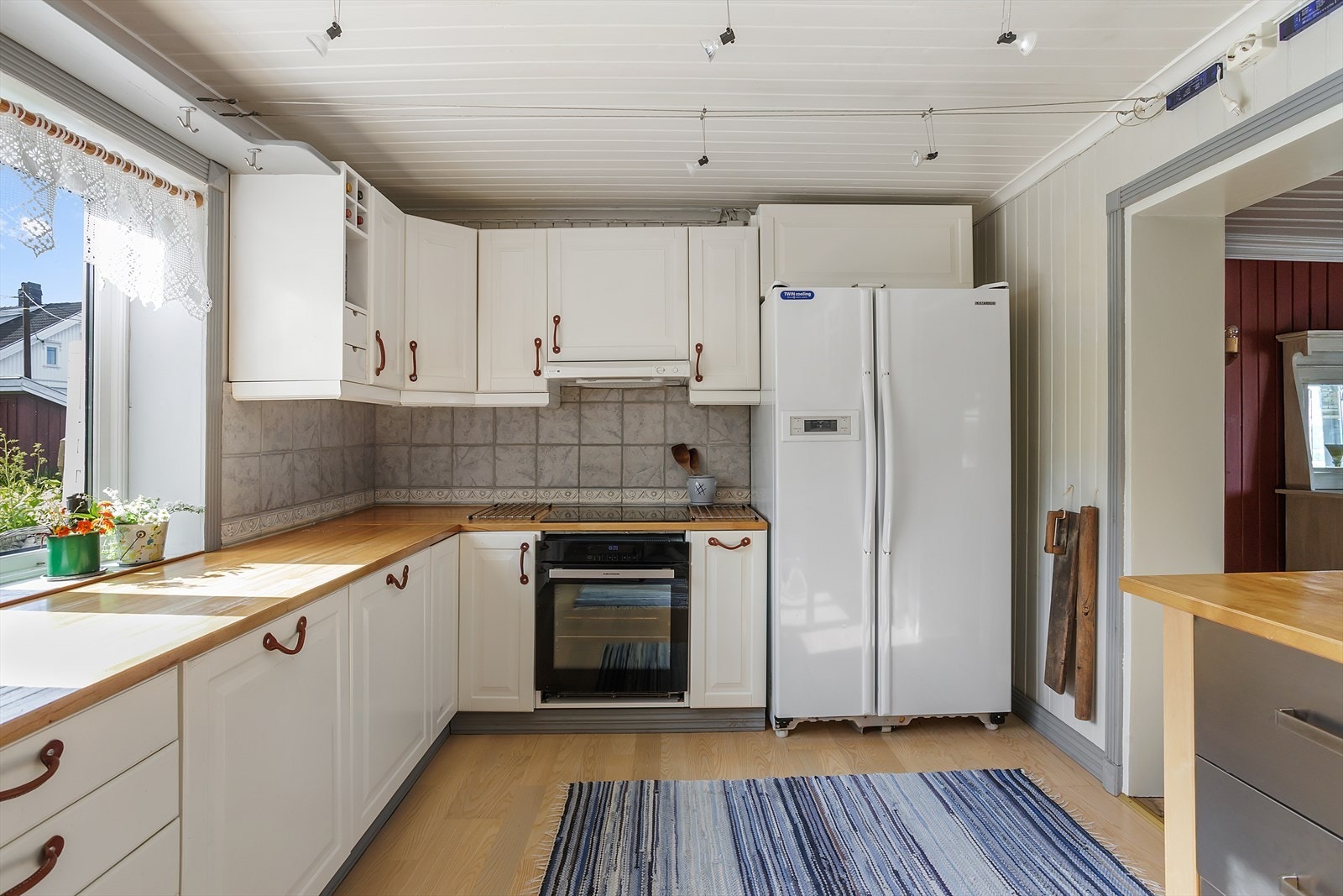 Godt med skap- og benkeplass gir funksjonelle arbeidsforhold. Kjøkkenventilator har avtrekk ut. Galleribilde