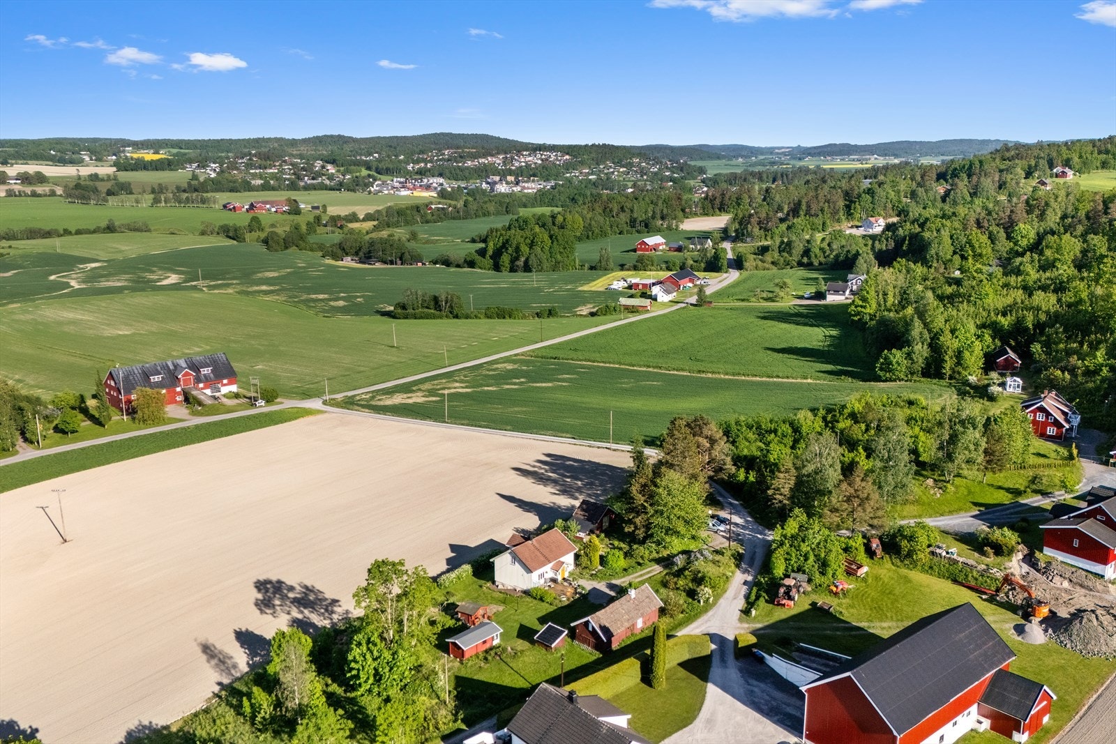 Fra eiendommen er det kort kjøretur til Revetal sentrum med butikker og servicetilbud. Galleribilde