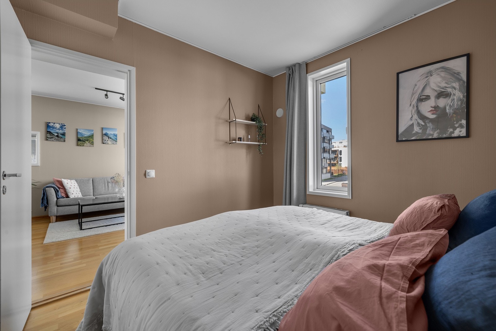 Boligen har ett stilrent soverom. Galleribilde