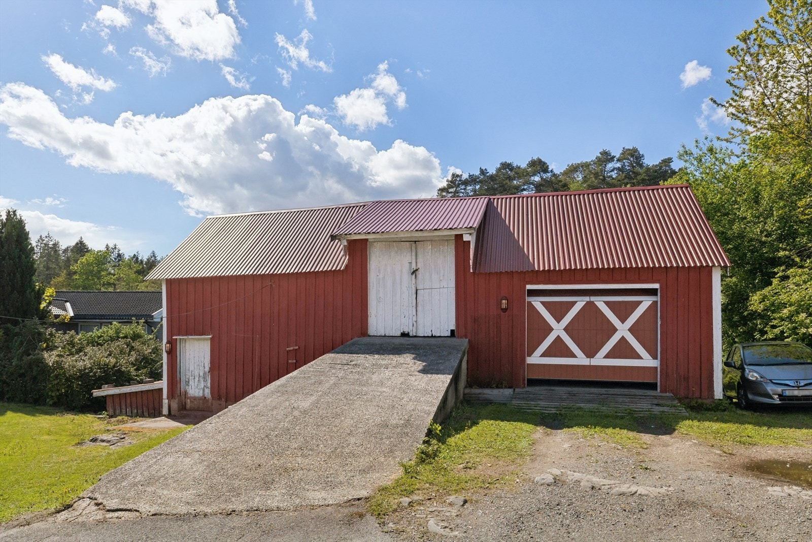 Eget uthus med behov for oppgradering og vedlikehold. Uthuset har et areal på 88 kvm. Galleribilde