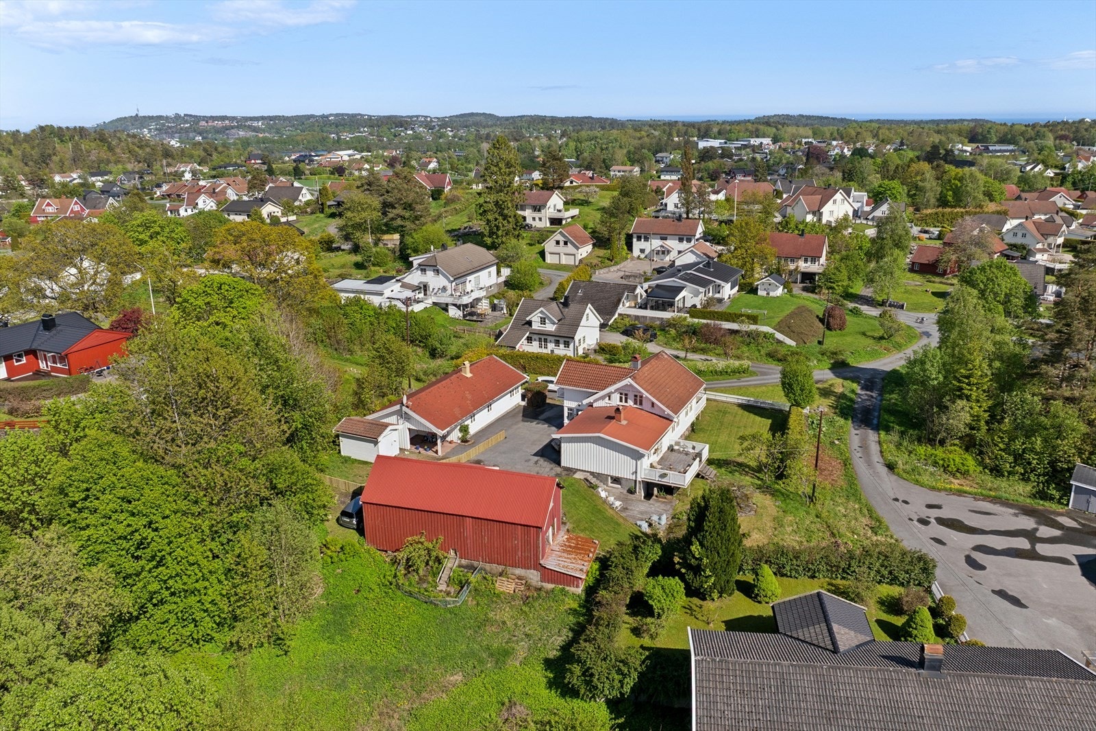 Eiendommen ligger i et etablert boligfelt med kort og trygg skolevei. Galleribilde