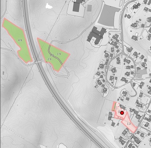 Eiendommen består av områdene rundt boligen og en skogsteig - Tilsammen 12,5 mål. Galleribilde