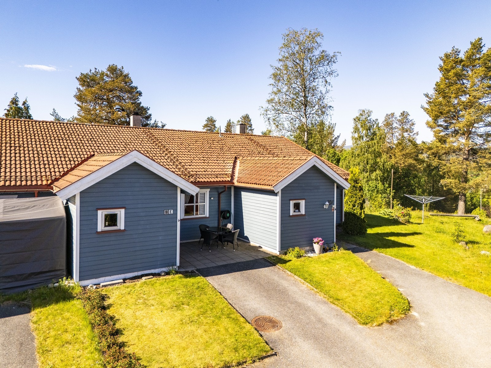 Et lettstelt og arealeffektivt rekkehus med alt på ett plan, beliggende i et rolig og veletablert boligområde. Galleribilde