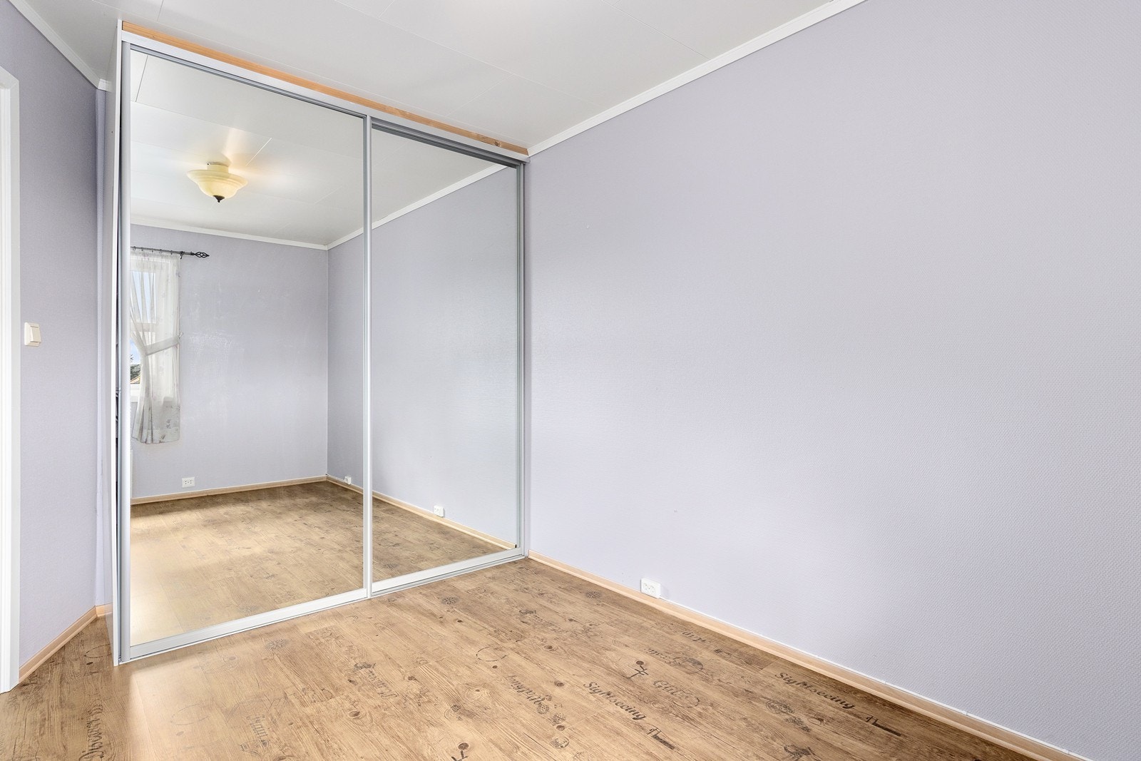 Hovedsoverommet er utstyrt med en romslig skyvedørsgarderobe som sikrer rikelig med oppbevaringsplass. Galleribilde