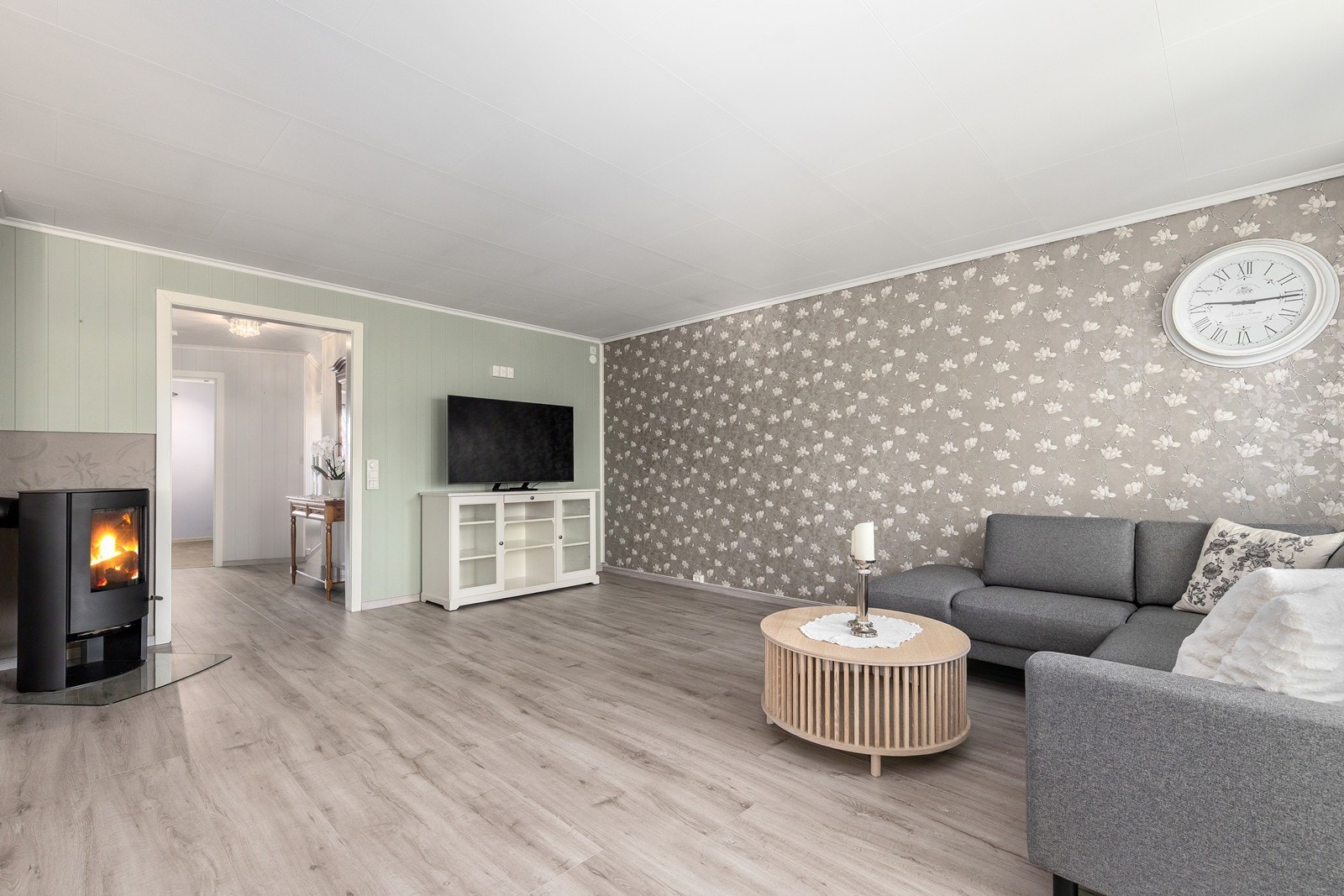Stuen har god plass til en romslig sofagruppe og TV-seksjon. Galleribilde