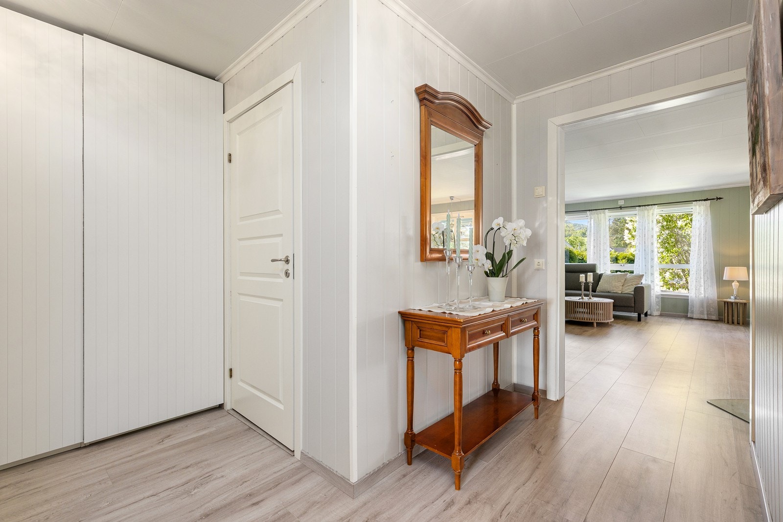 Fra entréen er det adkomst til boligens øvrige rom og en praktisk skyvedørsgarderobe. Galleribilde