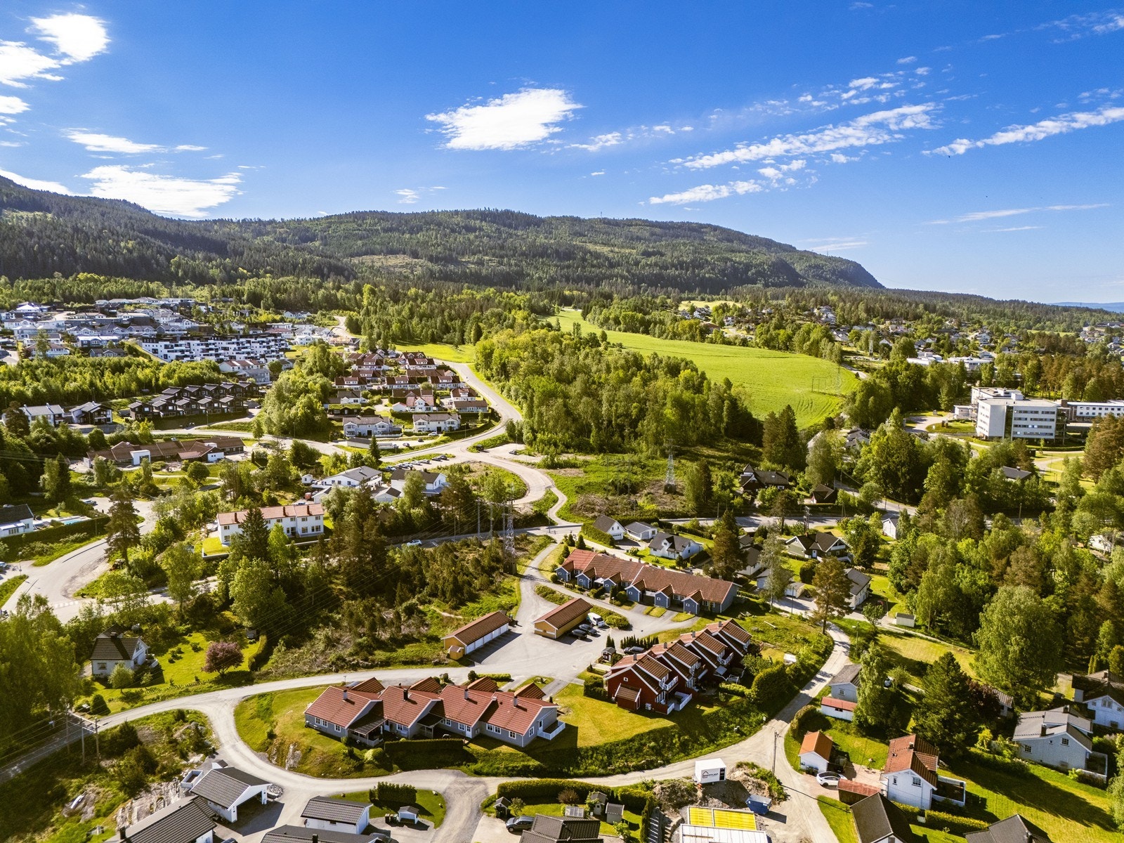 En kort kjøretur unna ligger Åmot sentrum med dagligvarebutikker og Åmotsenteret. Galleribilde