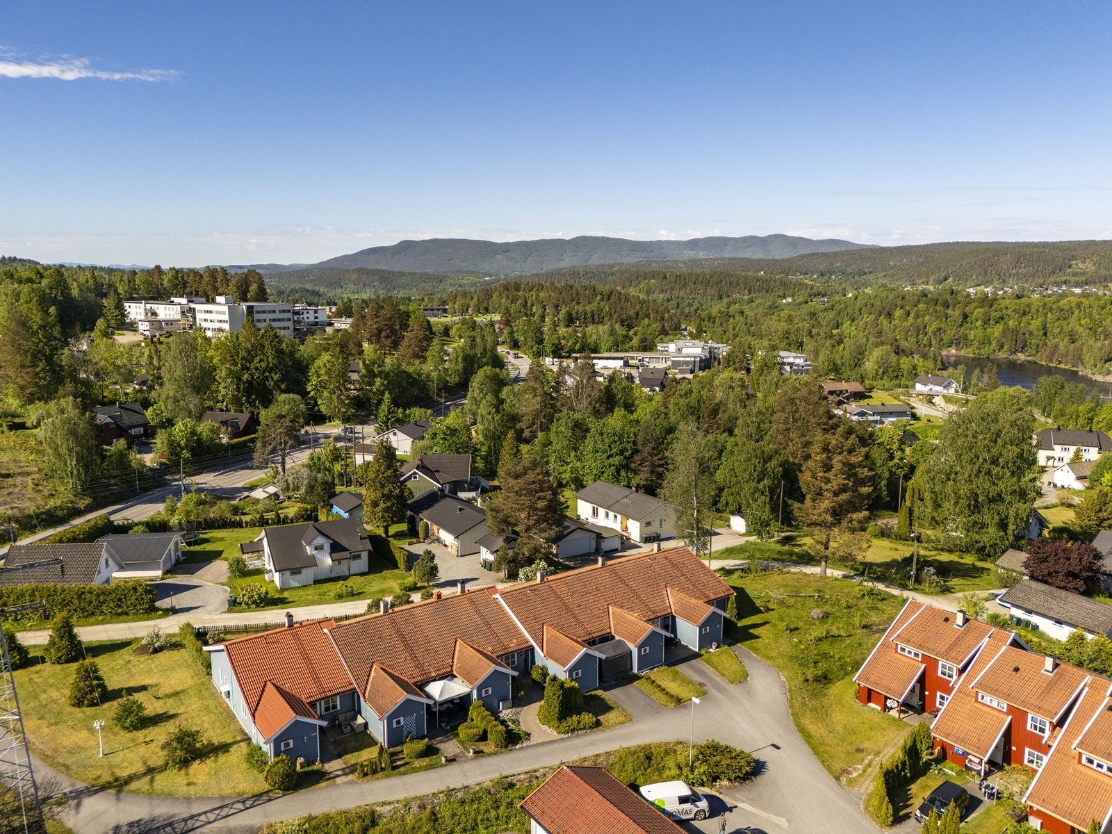 Fra boligen er det kort og trygg gangavstand til både Mælumenga barnehage og Søndre Modum ungdomsskole. Galleribilde