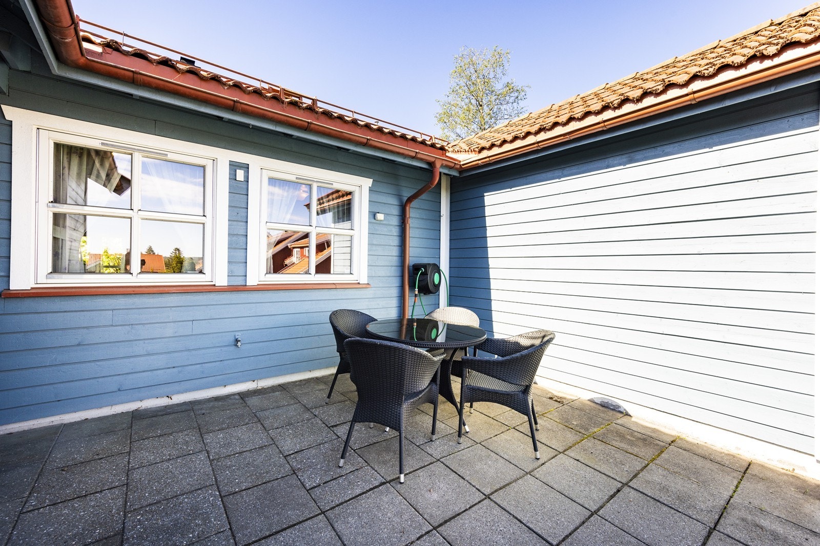 En av boligens uteplasser, med god plass til en sittegruppe. Galleribilde