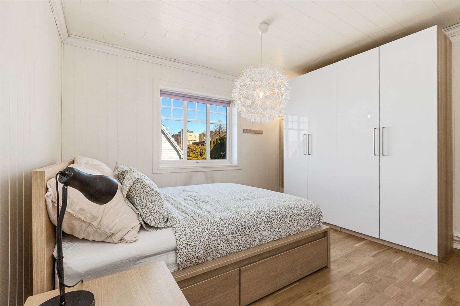 Soverom 1 - Luftig soverom med garderobe Galleribilde