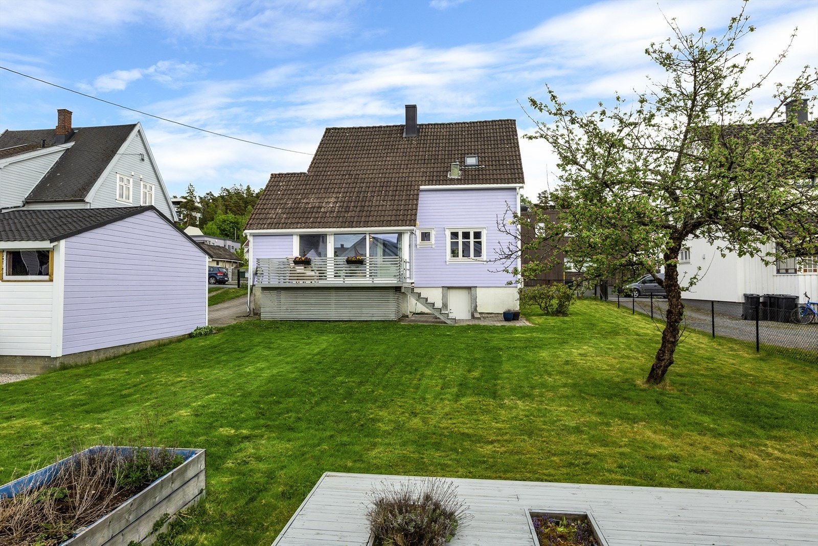 Hyggelig hage - i forkant har vi stor terrasse for hyggelige sommerselskaper Galleribilde