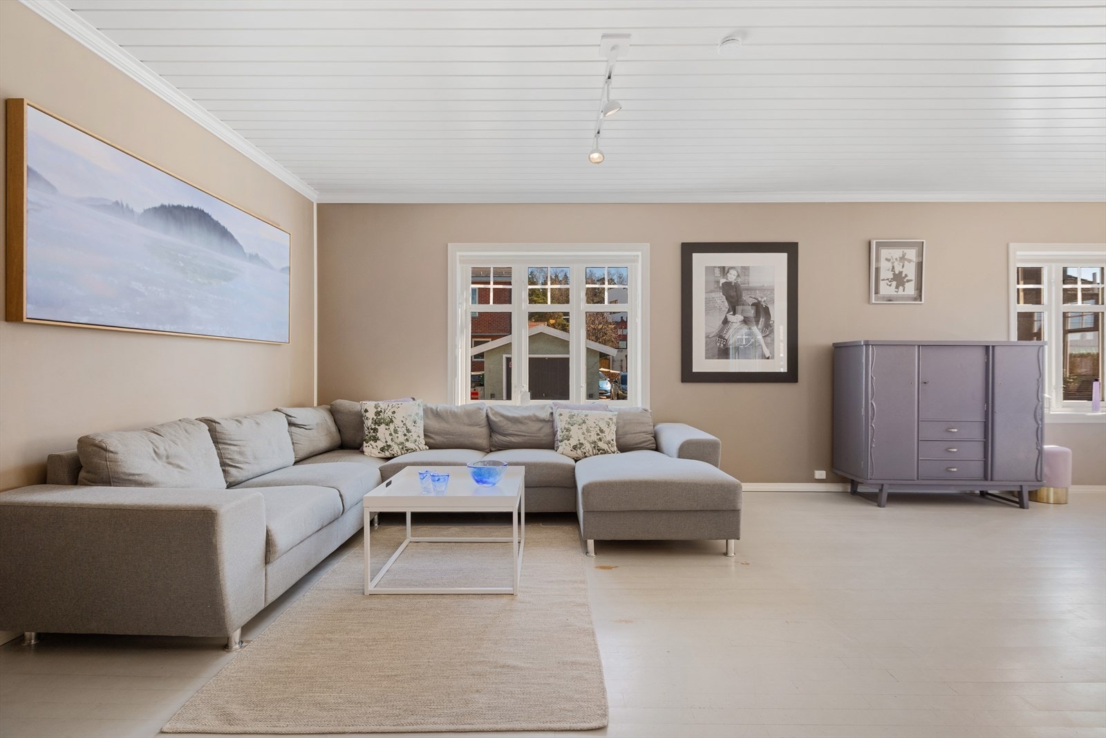 God plass til stor sofagruppe Galleribilde