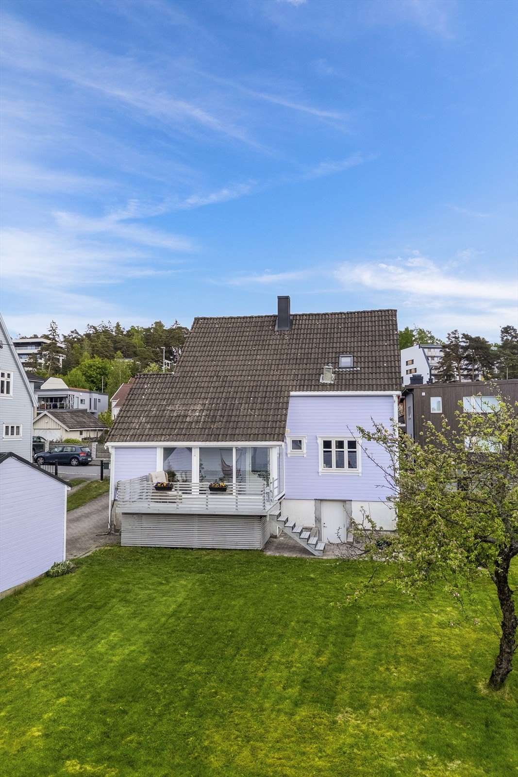 Deilig med stor hage - og likevel sentralt med gangavstand til alle byens fasiliteter Galleribilde