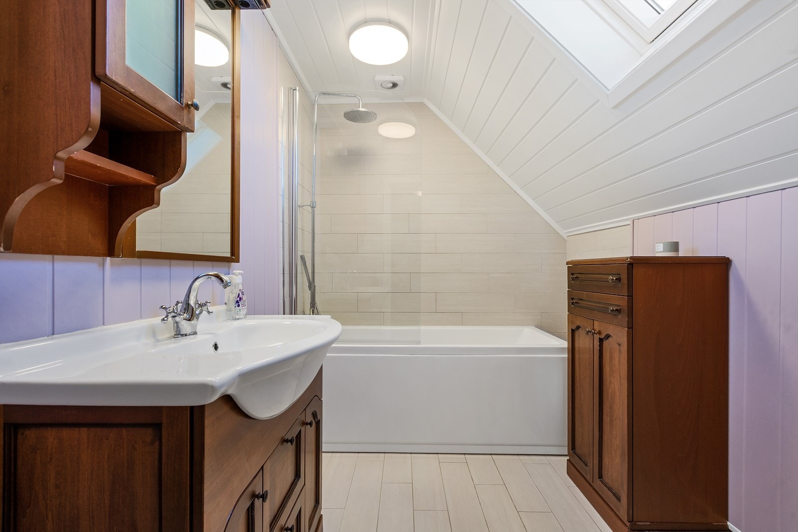 Badet i 2. etg. er fra 2015 og ble bygget av Mitt Bad AS- installert toalett og badekar med glassvegg od dusj- fliser med varmekabel i gulv Galleribilde