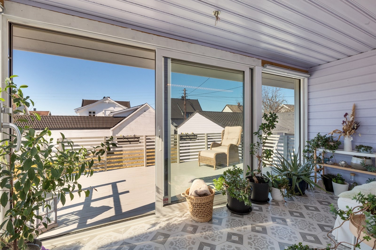 En oase av vinterhage som kan benyttes året rundt- skyvedør som kan åpnes på sommeren og med utgang til veranda og til hagen Galleribilde