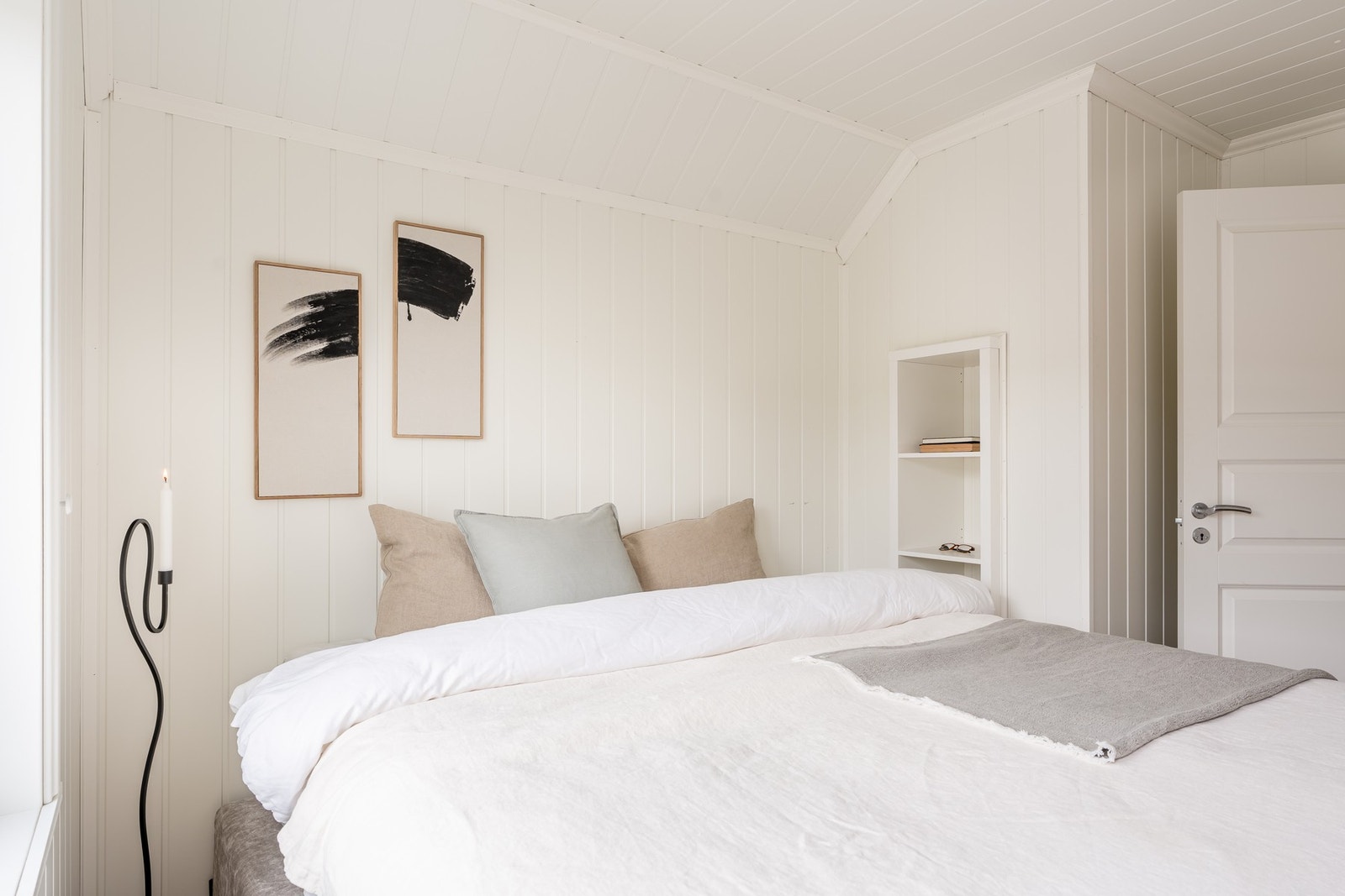 Her er det god plass til å møblere med dobbeltseng, merk innbygget hylle i vegg. Galleribilde