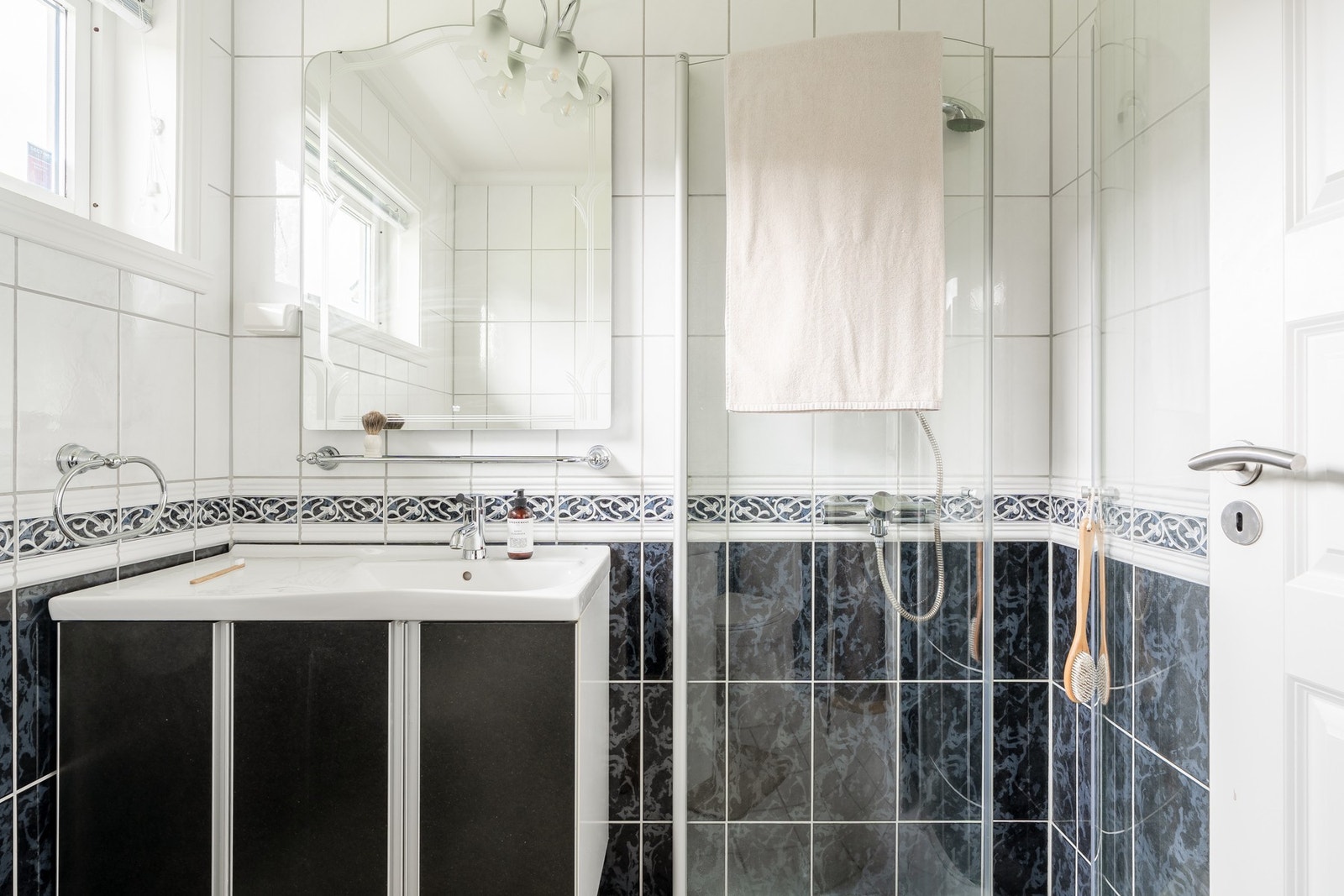 Badet er innredet med toalett, skapinnredning med overliggende servant og dusjhjørne. Galleribilde