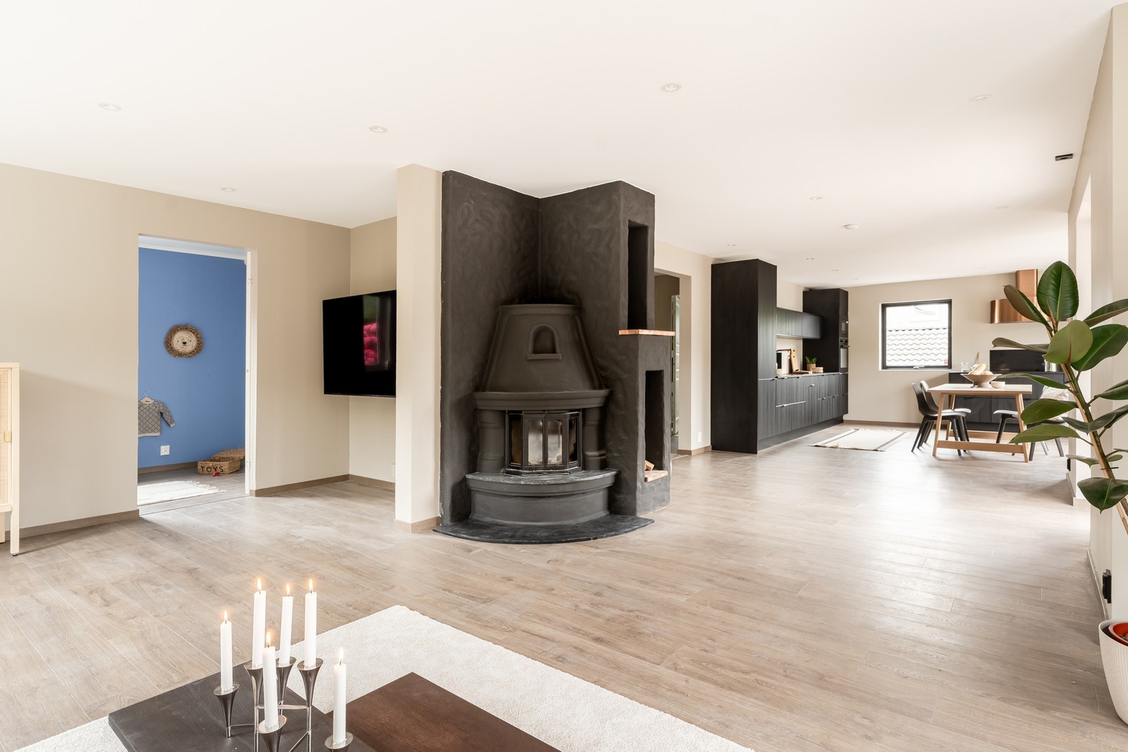 Ildsted i stuen som både skaper hygge og god varme på kalde vinterdager. Galleribilde