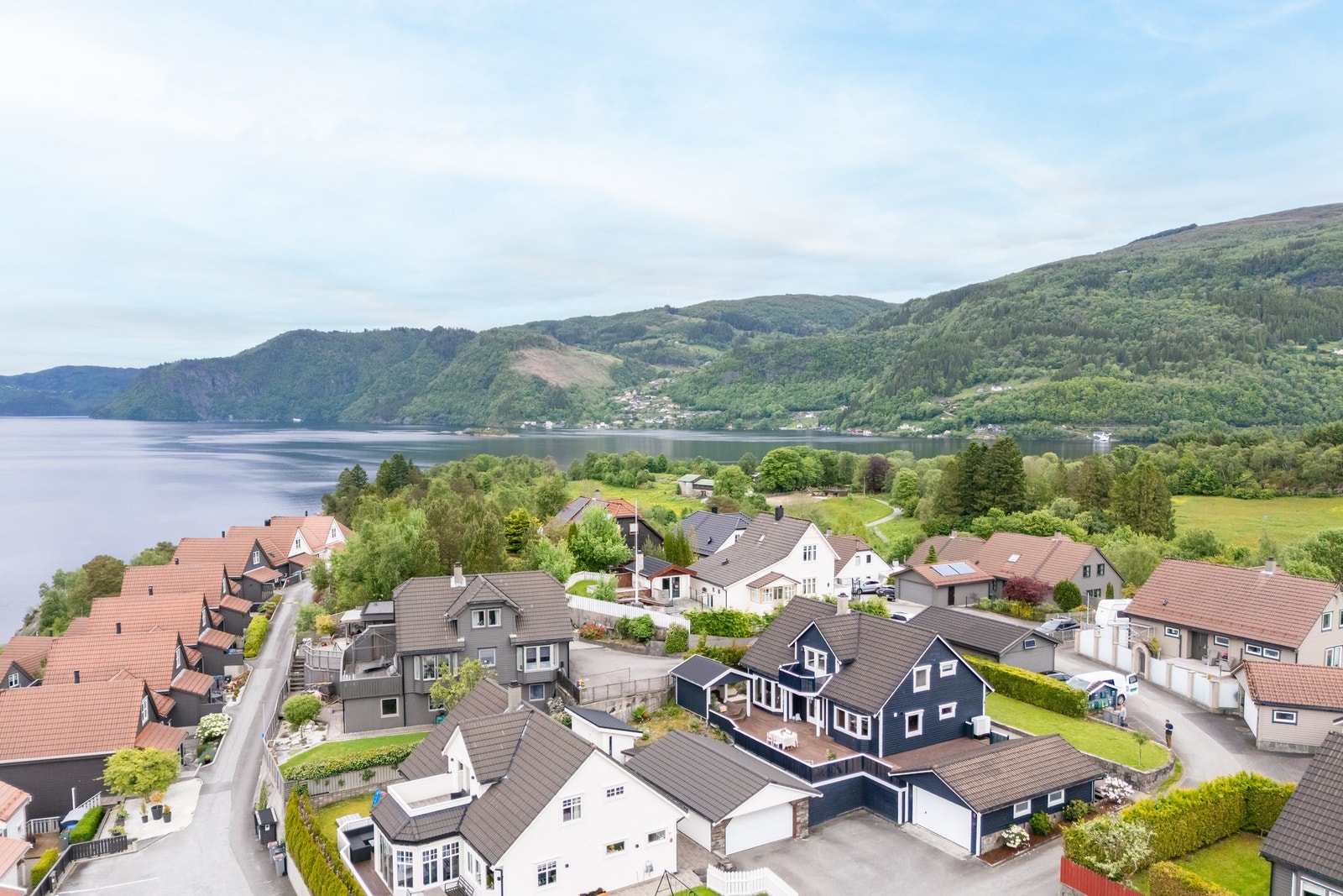 Det er to felles gjesteparkeringsplasser. Galleribilde