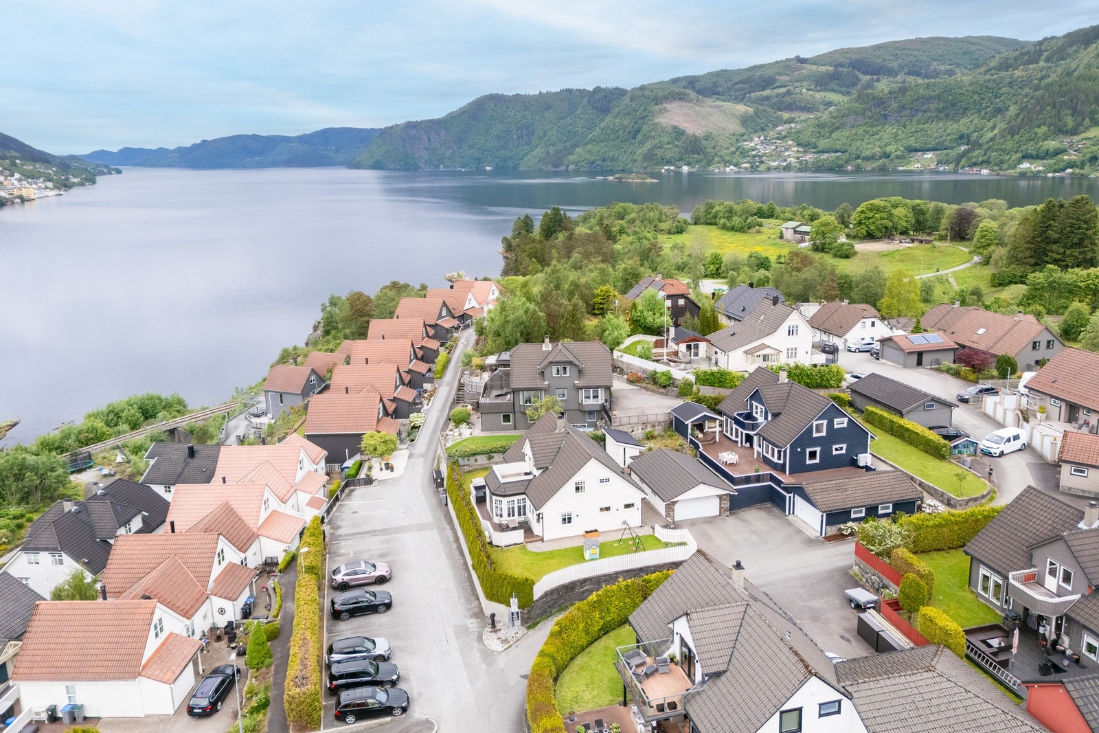 Fra boligen er det ca. 10 minutters gange til Garnes skole og Garnes gårdsbarnehage. Galleribilde