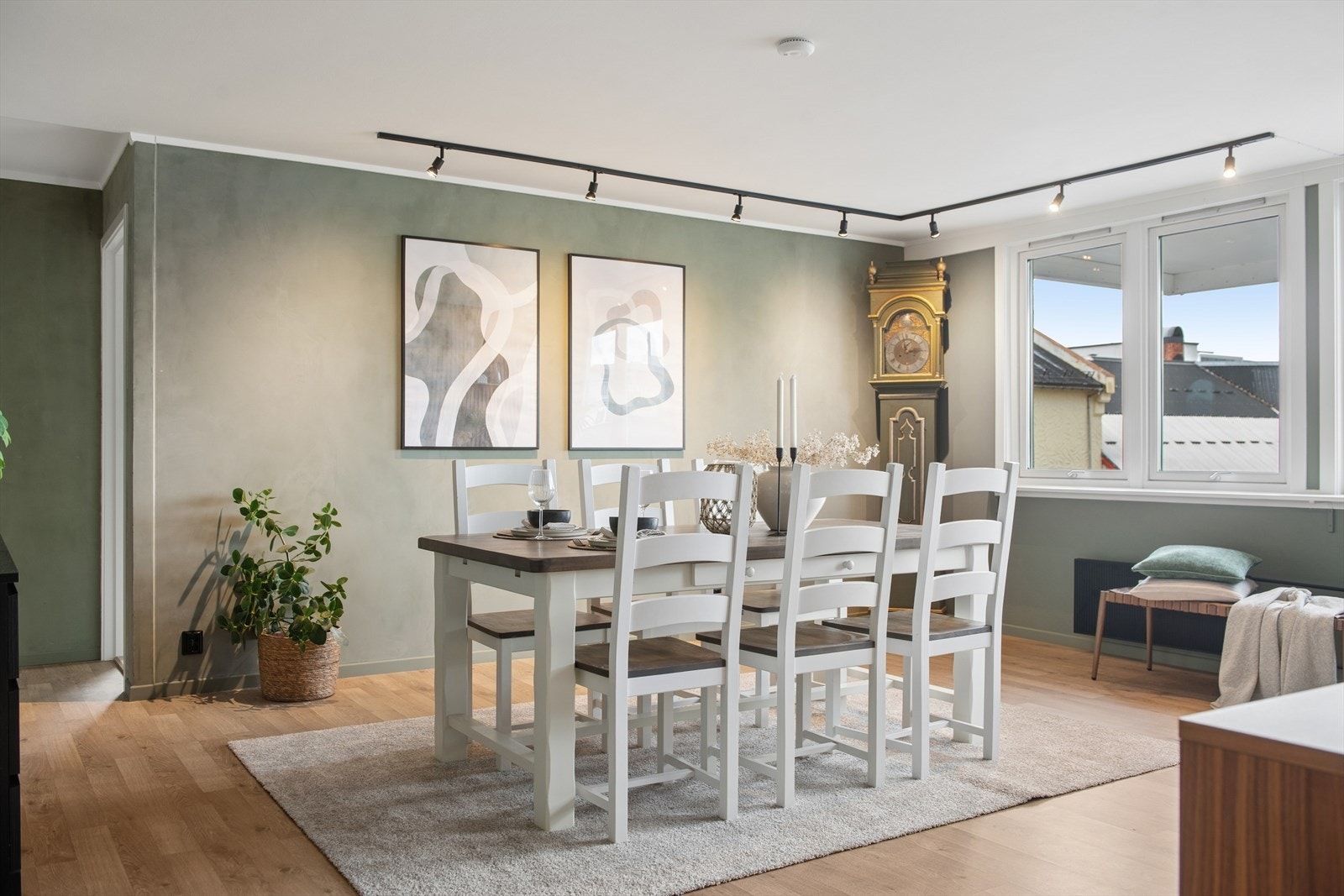 Store vindusflater gir godt med dagslys til stuen. Galleribilde