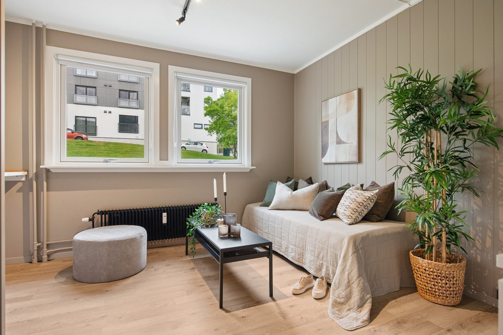 Dette er en stor og innbydende 4-roms andelsleilighet med en innredet 1-roms hybel, sentralt beliggende i Gjøvik sentrum. Galleribilde