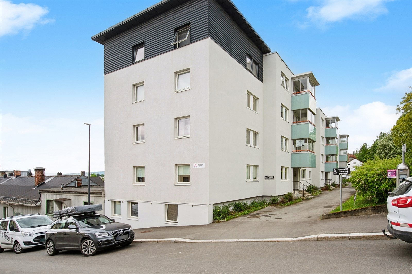Fra eiendommen er det gangavstand til CC Mart'n, Gjøvik skysstasjon og turområder ved Mjøsa. Galleribilde
