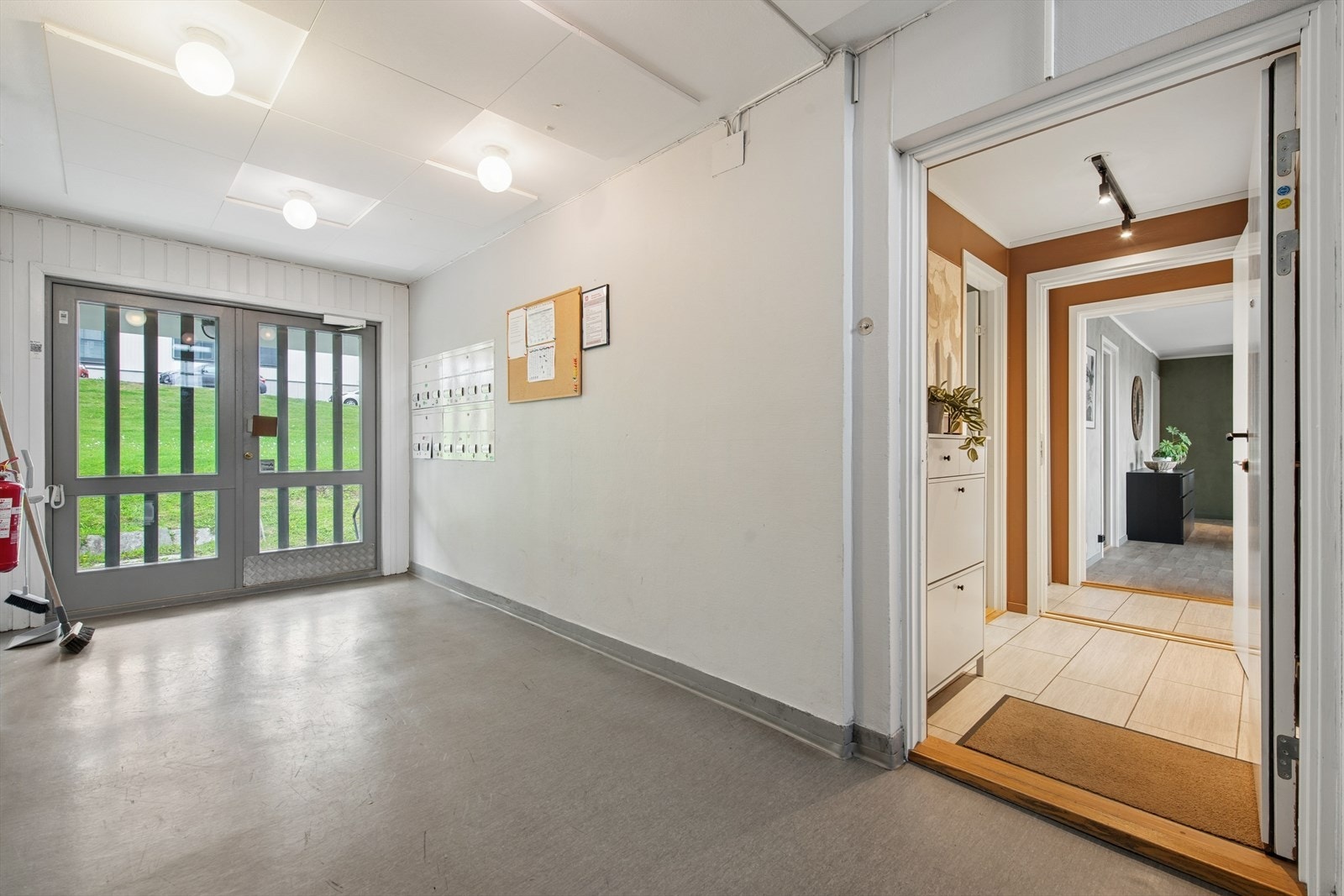 Adkomst til leiligheten via et felles inngangsparti. Leiligheten disponerer en nettingbod på ca. 8 m² i kjelleren. Galleribilde