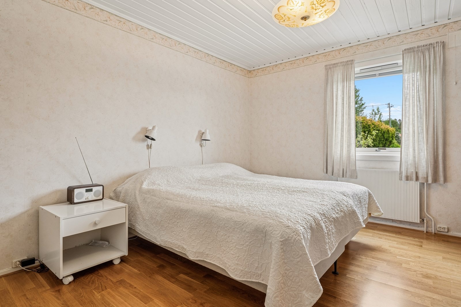Stort hovedsoverom med god plass til dobbeltseng Galleribilde