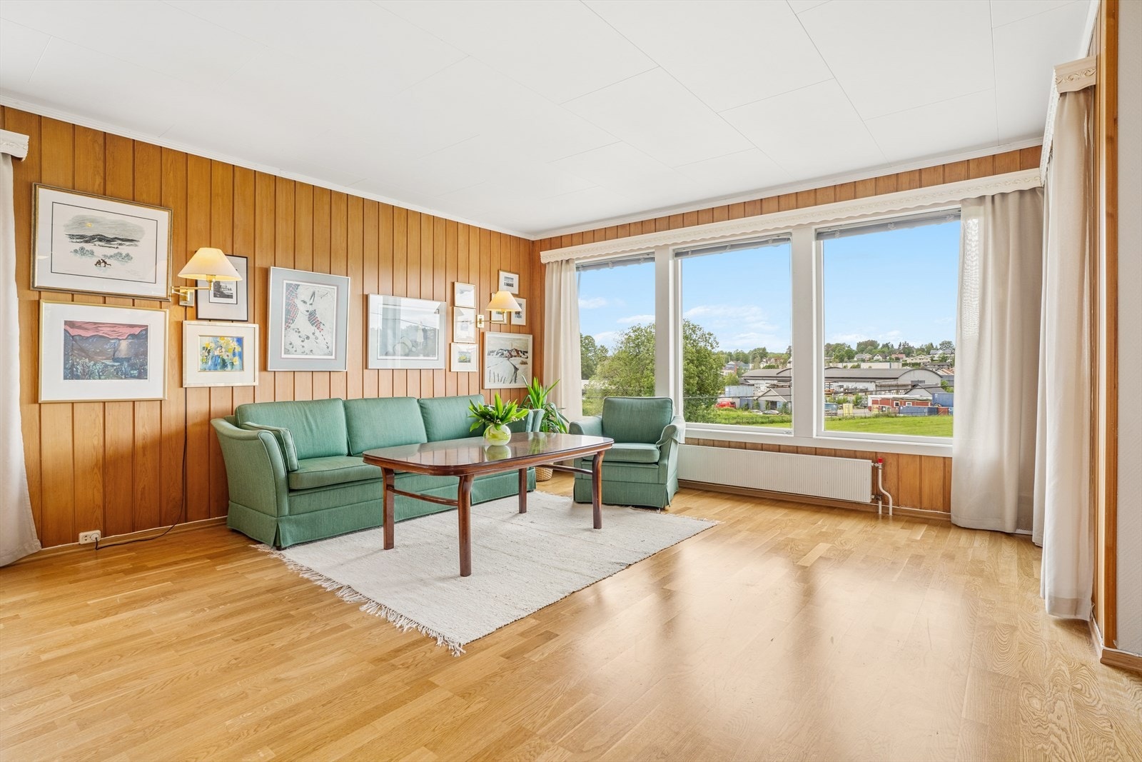 Store vinduer som slipper inn mye lys - Utgang til både veranda og stor terrasse Galleribilde