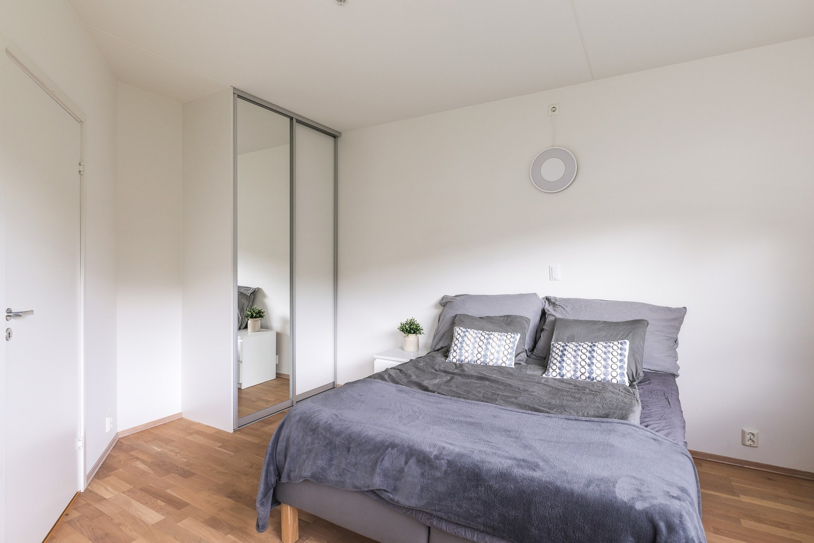 Skyvedørsgarderobe med speilfront Galleribilde