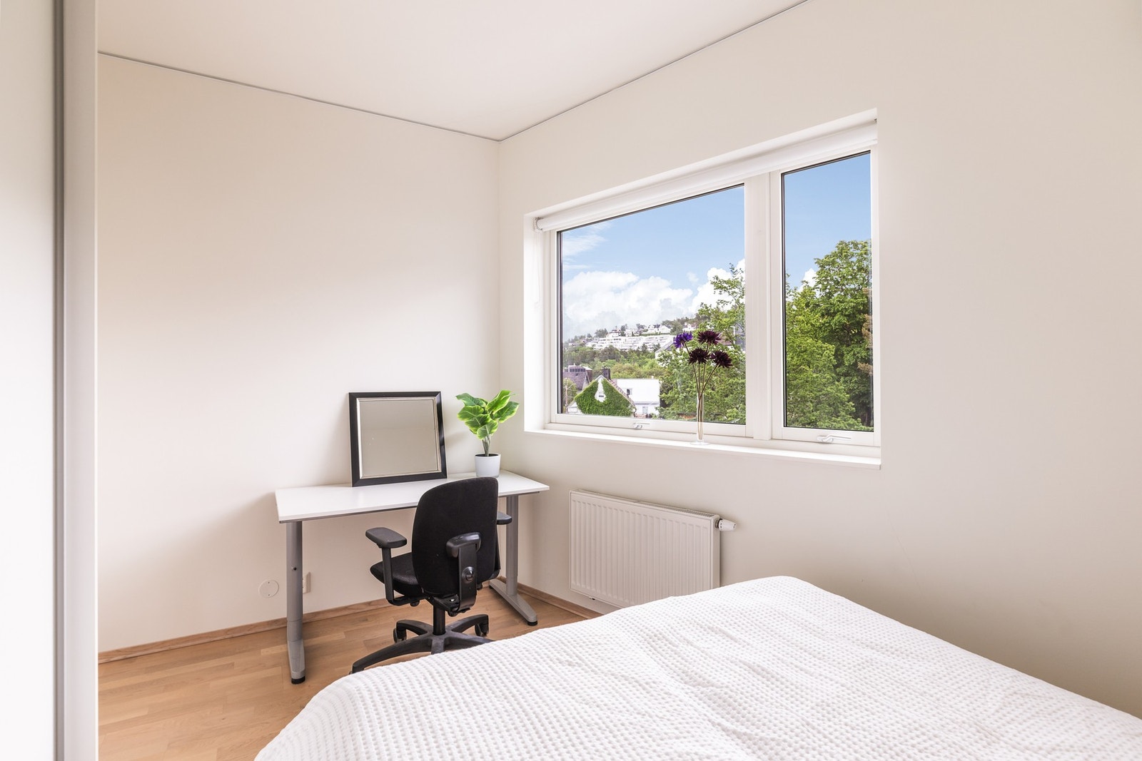 Soverom 2 med plass til hjemmekontor Galleribilde