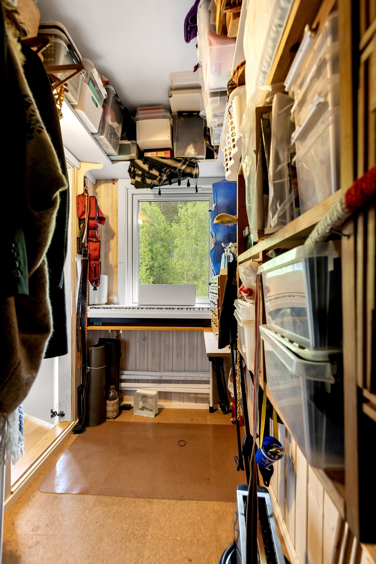 Innvendig kott for oppevaring. Selger selv har valgt å bruke det som kontor. Galleribilde