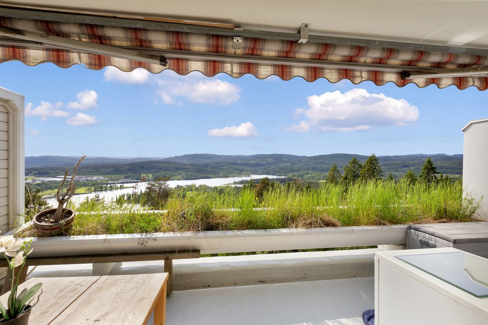 Denne kan virkelig skilte med sin fantastiske panoramautsikt over Bogstadvannet, Bærumsmarka og Oslofjorden. Galleribilde