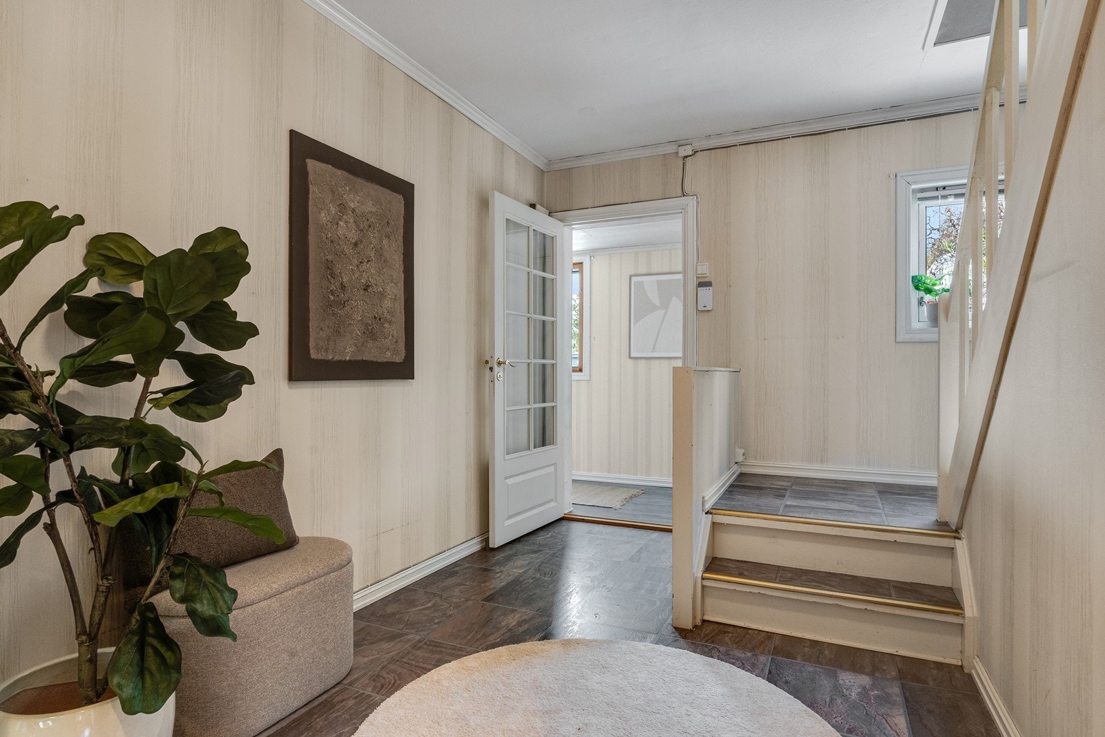 Romslig gang hvor du har trapp opp til 2.etasje og ned til kjelleretasjen. Galleribilde