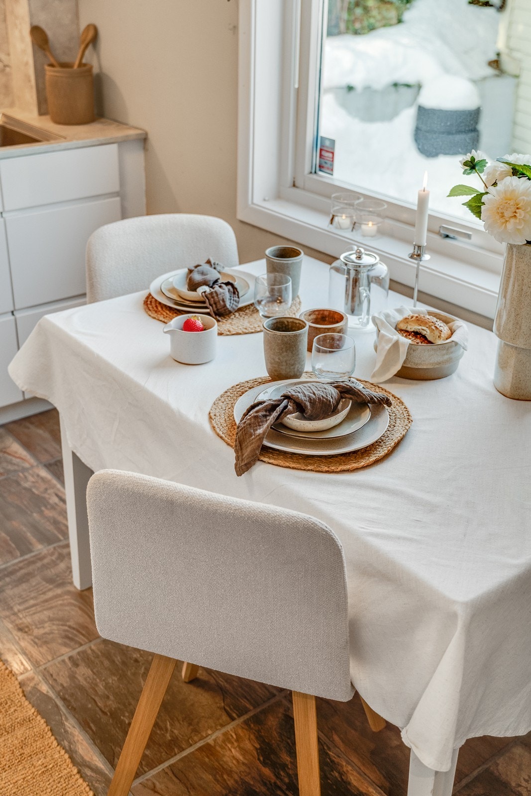 Det er plass til frokostbord på kjøkkenet. Galleribilde