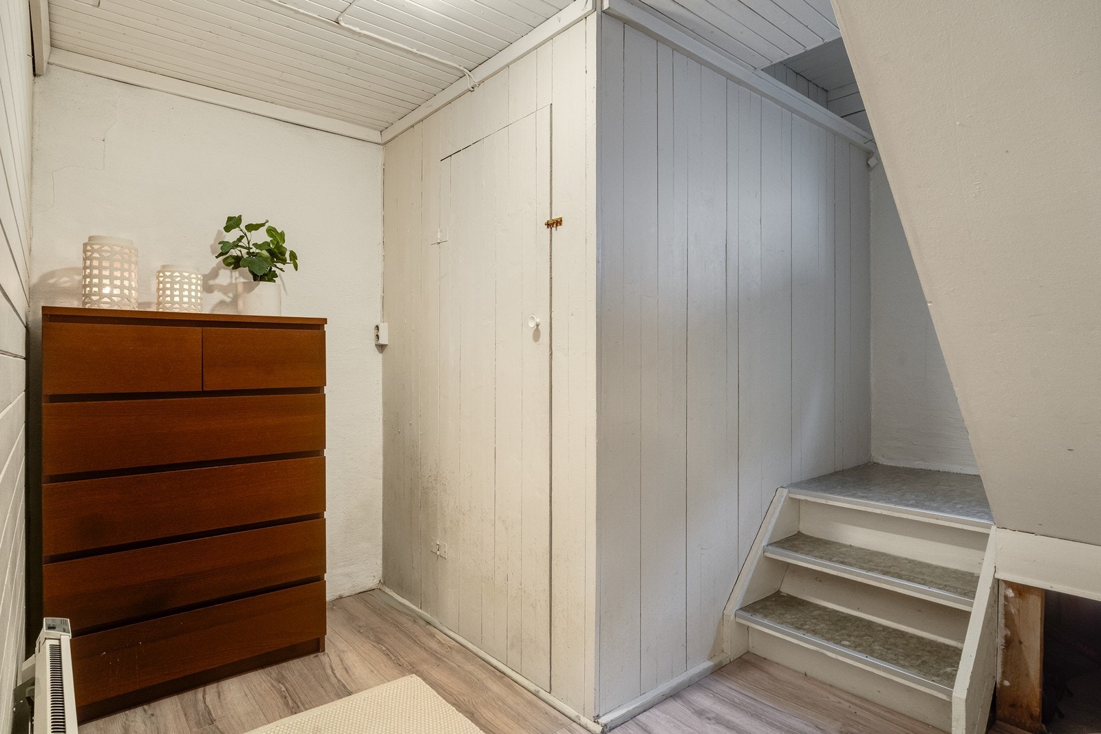 I kjelleren har du gode lagringsmuligheter, samt praktisk inn/utgang til hagen. Galleribilde