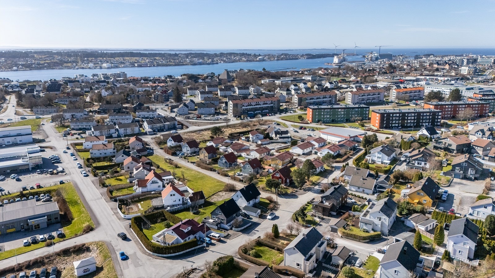 Det er gangavstand til skole, barnehage, dagligvare og busstopp. Galleribilde