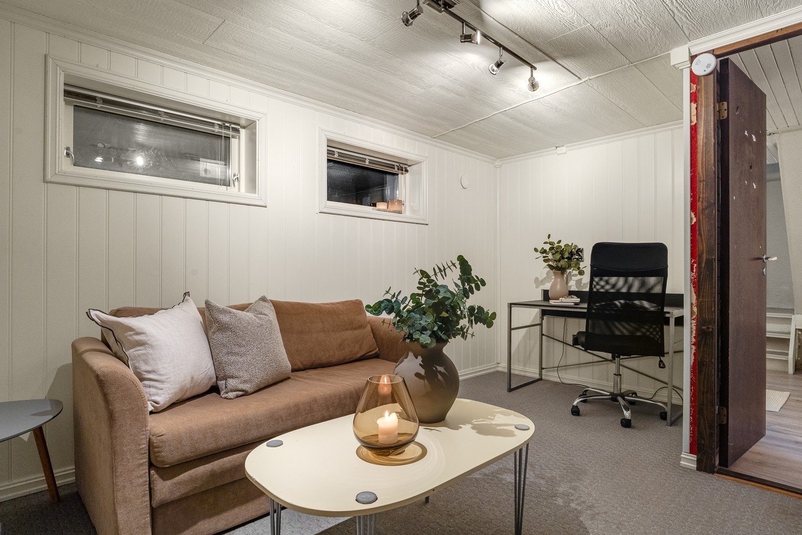Kjellerrom innredet som tv-stue (ikke godkjent, ref. punkt om ferdigattest). Galleribilde