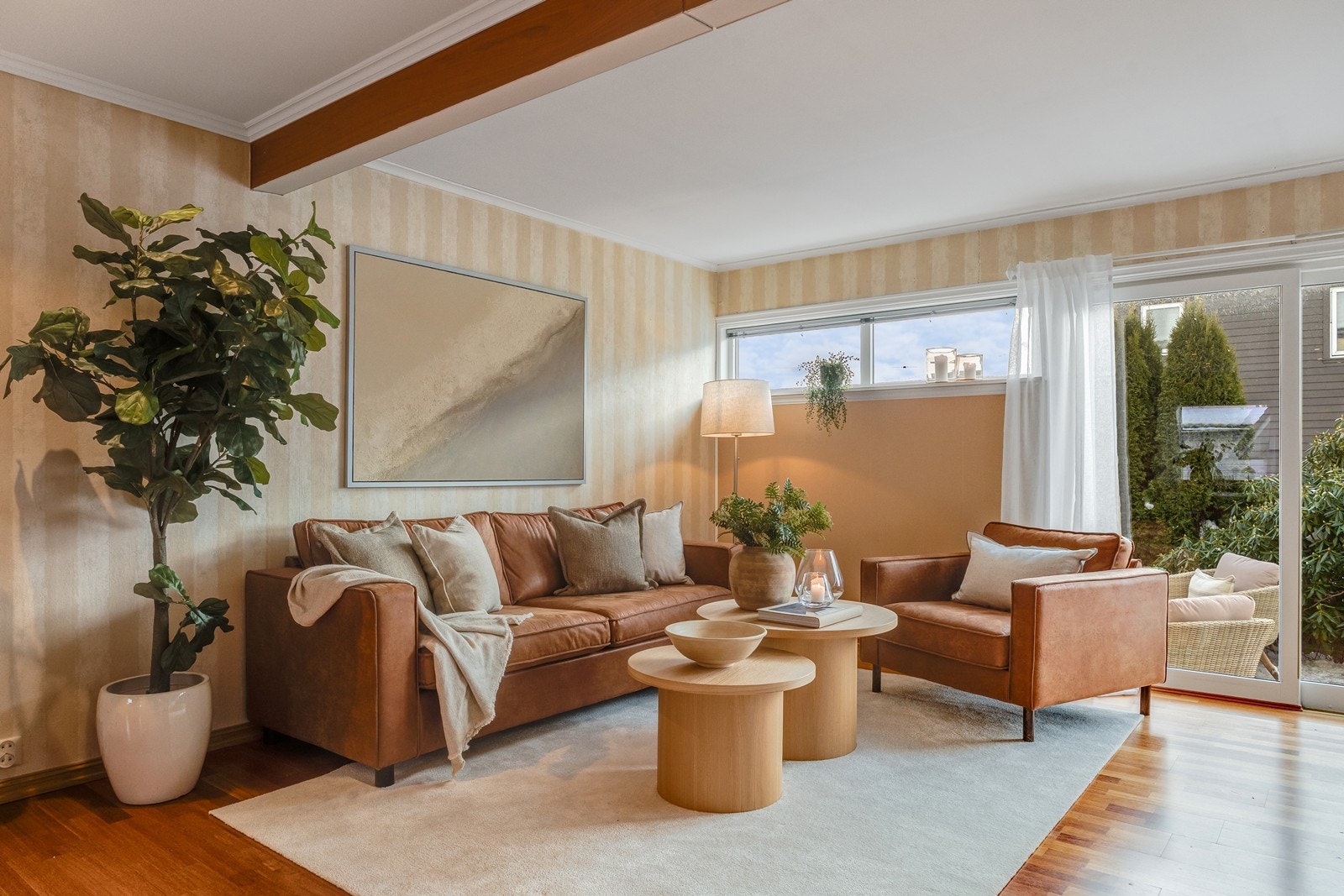 Rommet er stort og åpent med gode møbleringsmuligheter for salong, spisebordsgruppe, sofa - og tvmøbler. Galleribilde