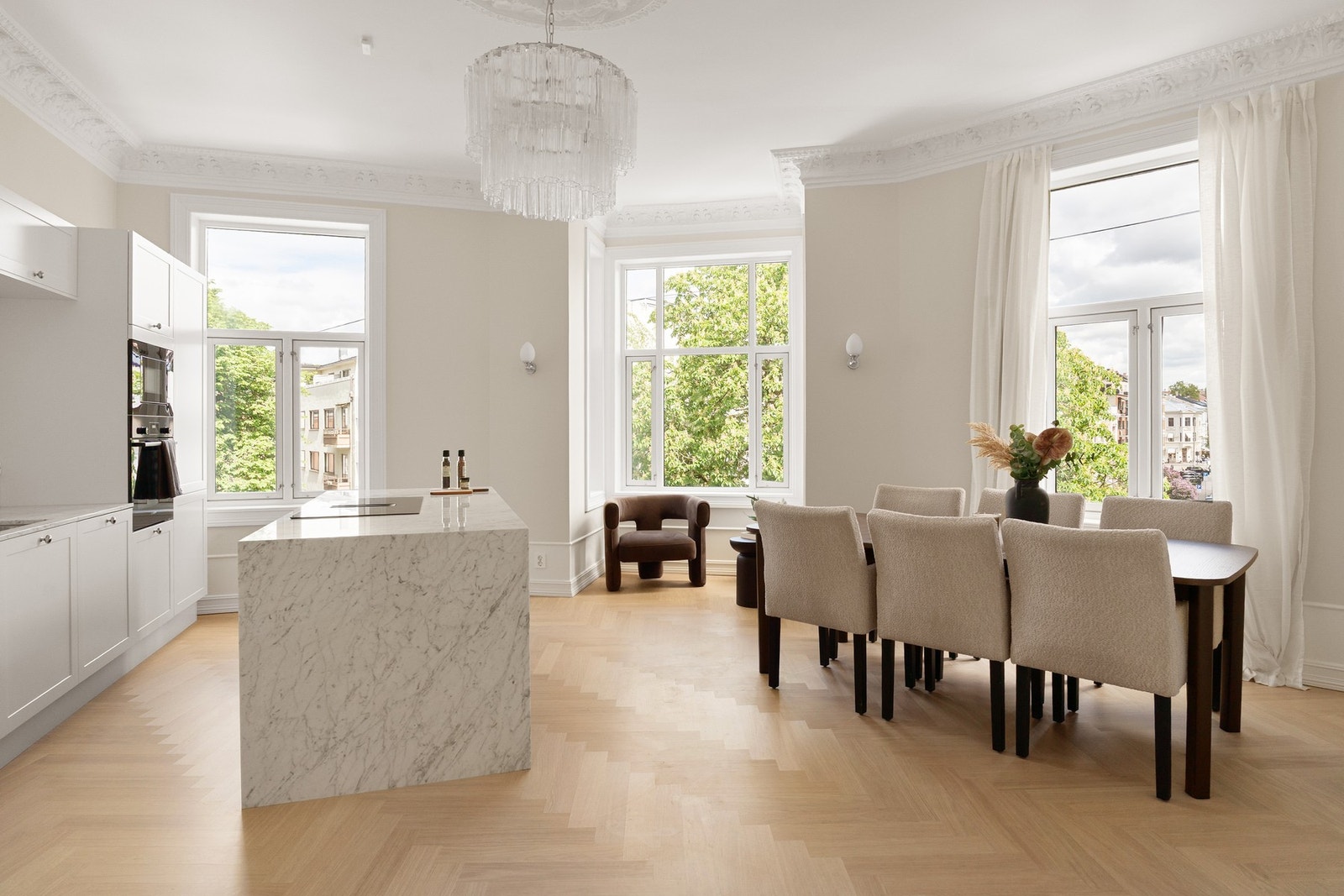Dansk designkjøkken med eksklusiv waterfall-benkeplate i italiensk carreramarmor. Galleribilde