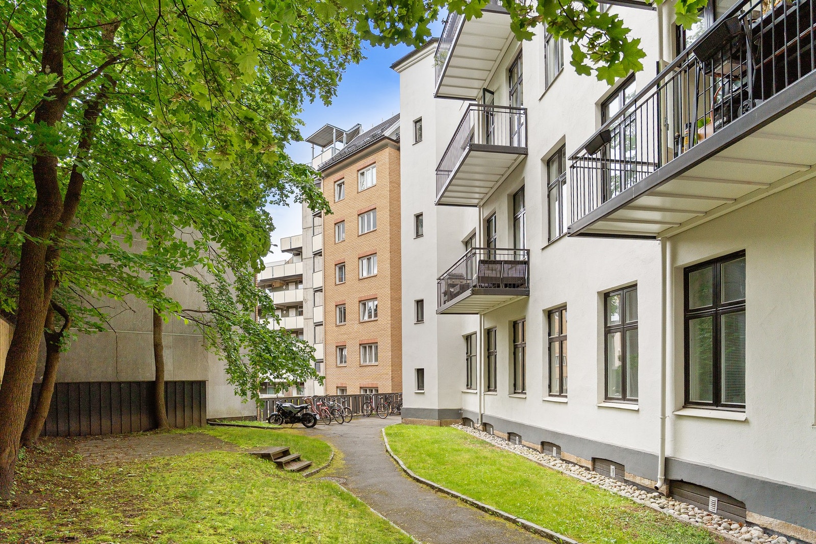 Pent opparbeidet gårdsrom med plen, asfaltert internvei og sykkelparkering. Det er mulig å leie garasje i nærheten - konferer megler for mer info. Galleribilde