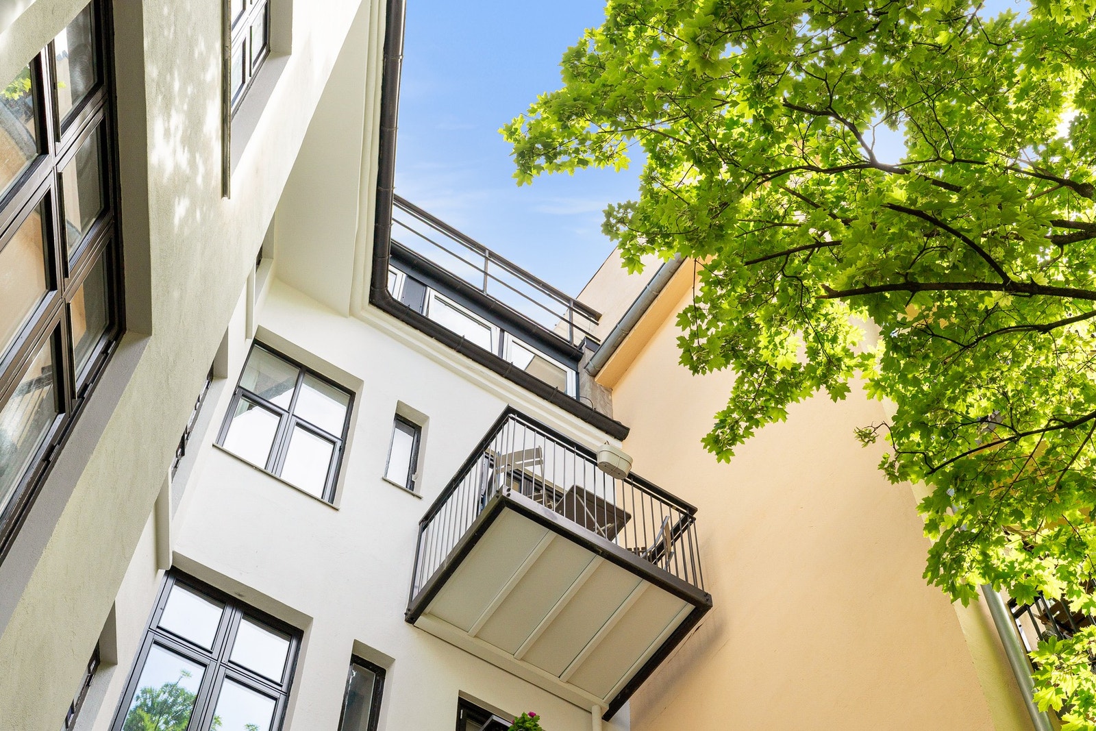 Det ble montert balkonger i 2015 av BalkongTeam. Ferdigattest foreligger. Galleribilde