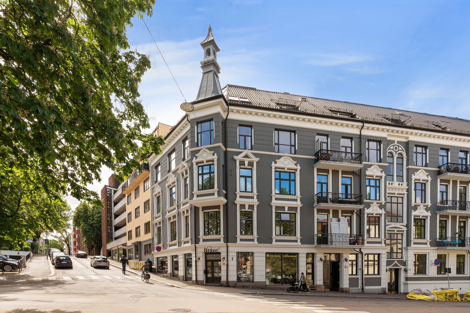 Ærverdig hjørnegård fra 1900 med etterspurt beliggenhet. Galleribilde